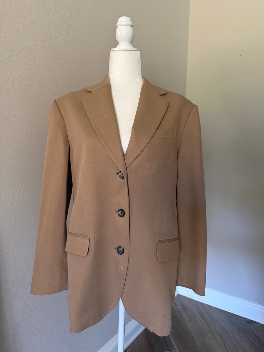 Everlane Classic Single-Breasted Blazer in Camel